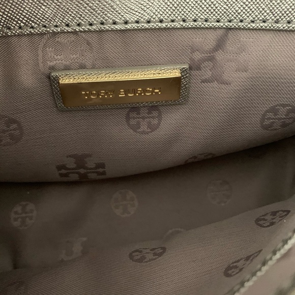 Tory Burch silver bag with gold chain - Picture 4 of 4